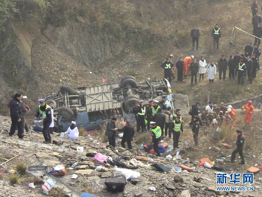 救援人员在贵州铜仁市玉屏县客车坠桥事件