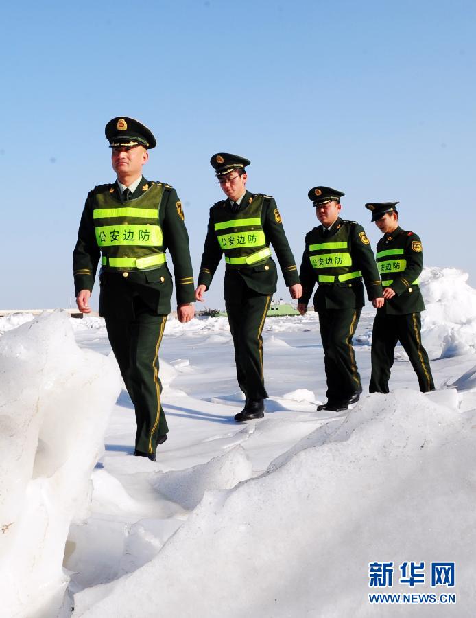 1月31日,辽宁边防总队葫芦岛支队海口派出所武警官兵在海冰区域巡查.