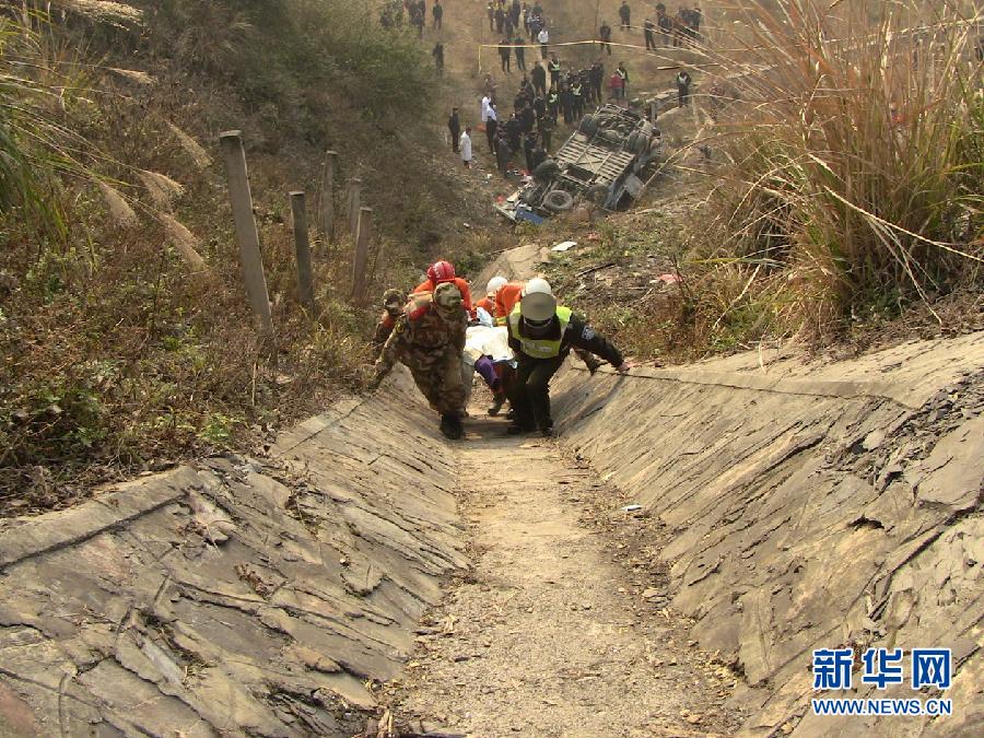 贵州铜仁发生一起客车坠桥事故 致3死29伤_首