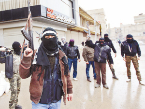 派武装叙利亚自由军的武装人员在街头持武器