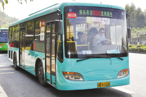 孪生公交满街跑 候车乘客晕了头(组图)