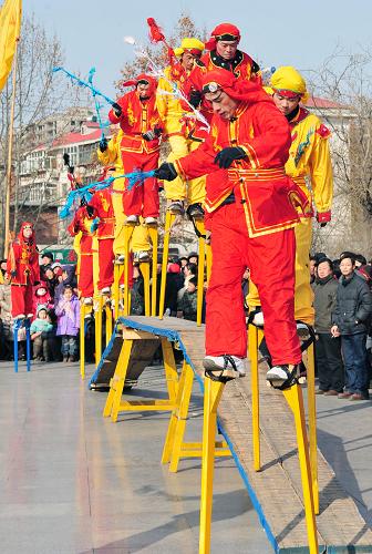 2月1日,济南山头村村民在表演"高跷.新华社记者 朱峥 摄