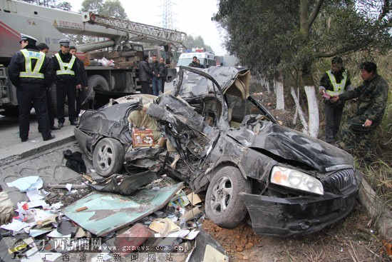 广西国道发生客轿车相撞 4名乘客当场死亡(图)