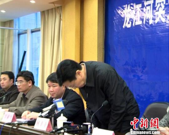 广西河池市举行新闻发布会 市长向公众鞠躬道