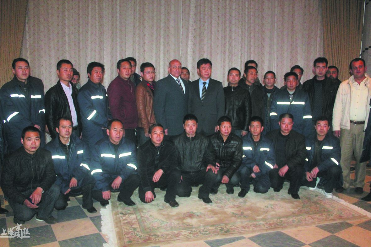 昨日，中国驻埃及大使馆商务处公使衔参赞马建春（二排左七）与获释中国工人的合影。新华社发