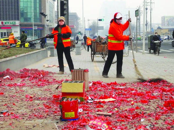 春节,忙活在街头的"城市美容师"(图)