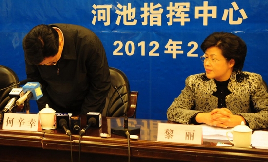龙江镉污染事件发生16天后,河池市长何辛幸向公众鞠躬道歉.新华社 图