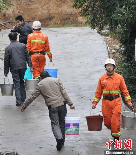 2月2日，在广西柳州市柳北区长塘西流村浪江屯，消防队员向当地村民送去饮用水。中新社记者 刘万强 摄