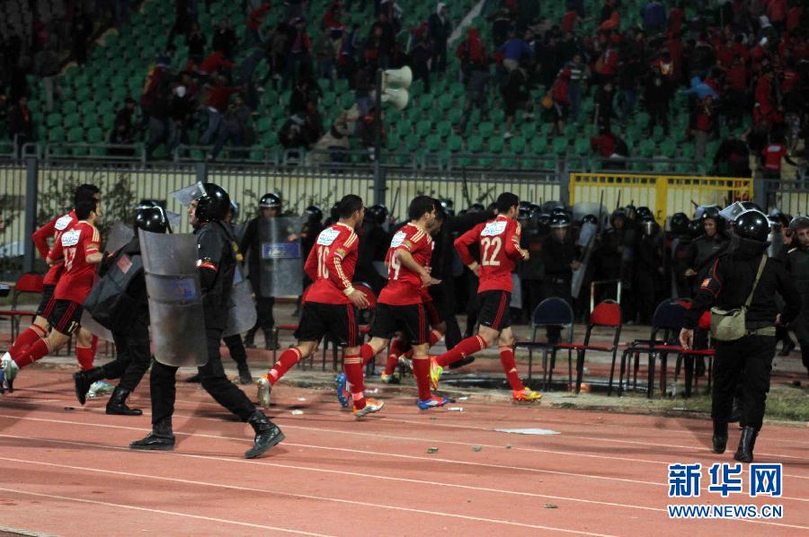 埃及足球骚乱:受伤球迷返回开罗_首页小图