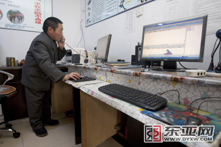 在服务中心监控平台旁的邵兴合 记者 施忠威 摄