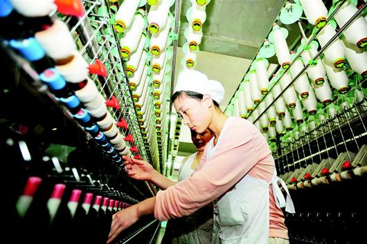图文:细纱挡车工,襄阳市劳模姜霞正在检查汉麻粗纱质量