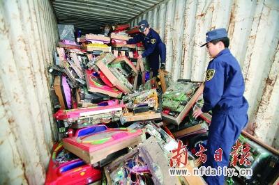 海关对进口固体废物进行严格甄别，严查违法进口和高污染废物流入国内。 刘从新 摄