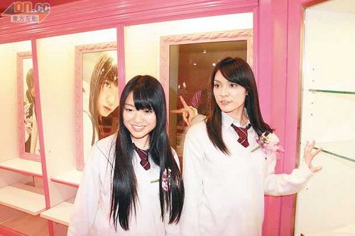 AKB48在罗素街的香港资料馆，开张时由秋元才加（右）和北原里英剪彩
