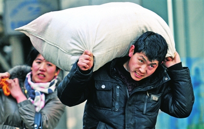2月2日,一位扛着行李的外出务工者走进银川火车站.