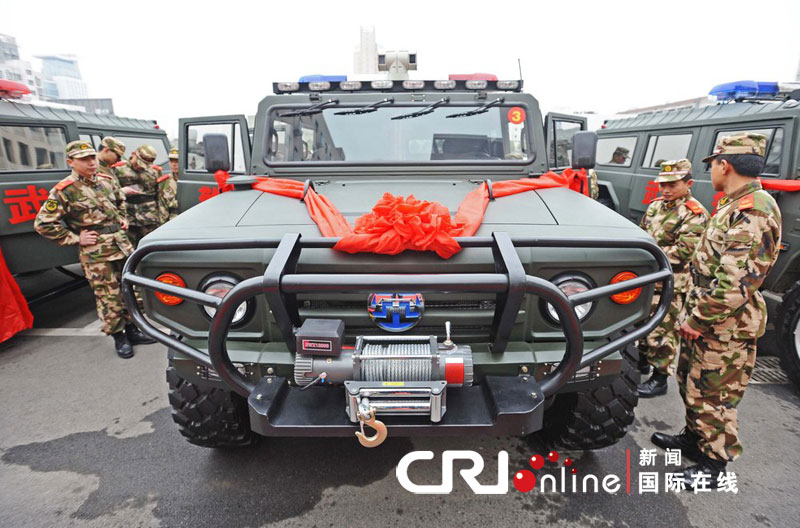 武警部队首次配备国产"枭龙"军用越野车(高清组图)