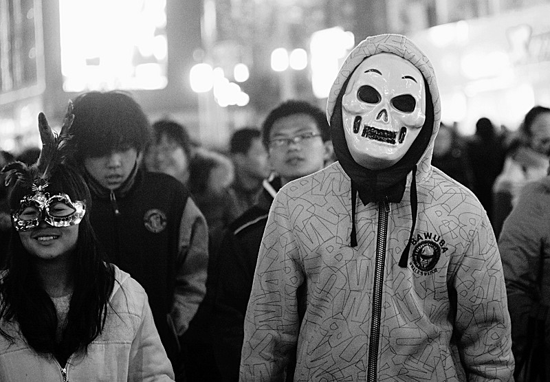 在太原柳巷街头,一名扮酷的男孩戴着骷髅头的面具逛街,乍一看吓人一跳