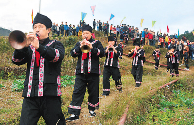 蚂拐是壮族先民崇拜的雨神,蚂拐节又叫"蛙波节".   新华