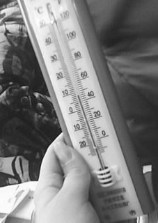 温度计显示室温不到10℃(图片由学生家长提供).