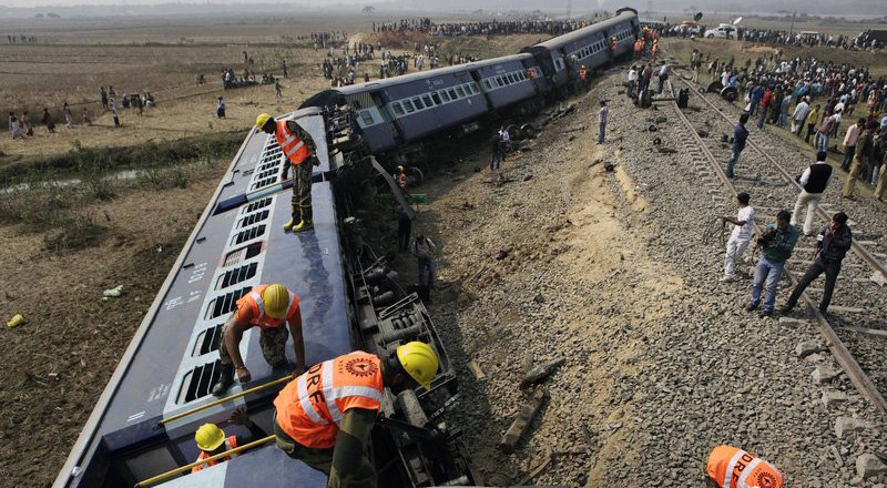 印度七节车厢火车脱轨已致3死50伤(组图)_焦点
