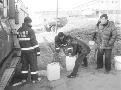 昨日，两辆消防车开到樱桃园村，为村民供水。 记者武文博摄