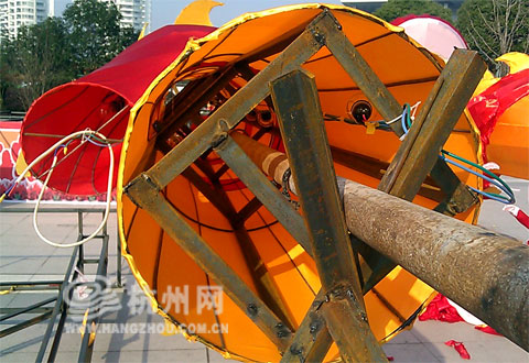 消防检查要细致到花灯内部的灯泡、电线等方面。