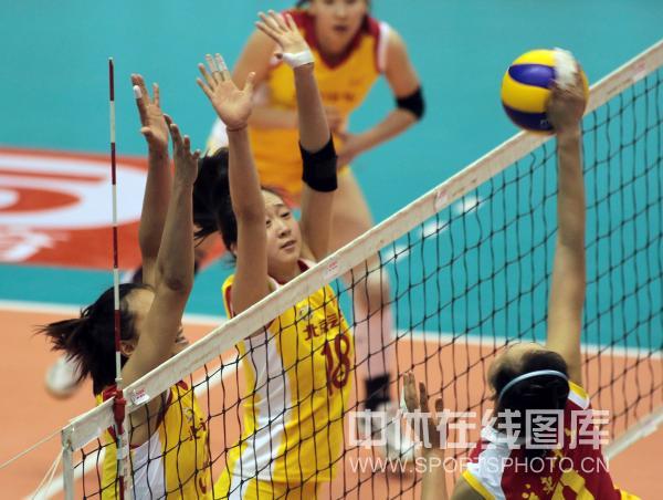 图文:女排第14轮江苏3-1北京 乔婷拦网