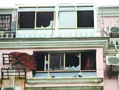 图为复式楼失火后阳台玻璃爆燃。记者 杨涛 摄