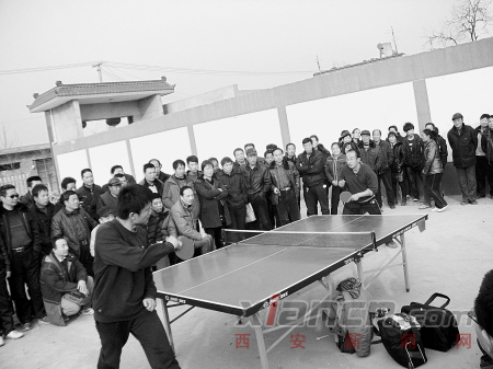 西安城郊鲁坡头村正月乒乓球赛迎接元宵佳节