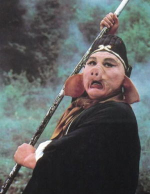 除此之外,老版猪八戒的可爱一面也令人印象深刻,当"猪八戒背媳妇"