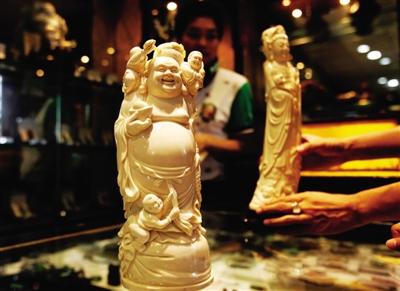 2011年9月，福州一家古玩店，大量无证象牙大件工艺品待售。