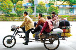 改装三轮车 超载又逆行(图)