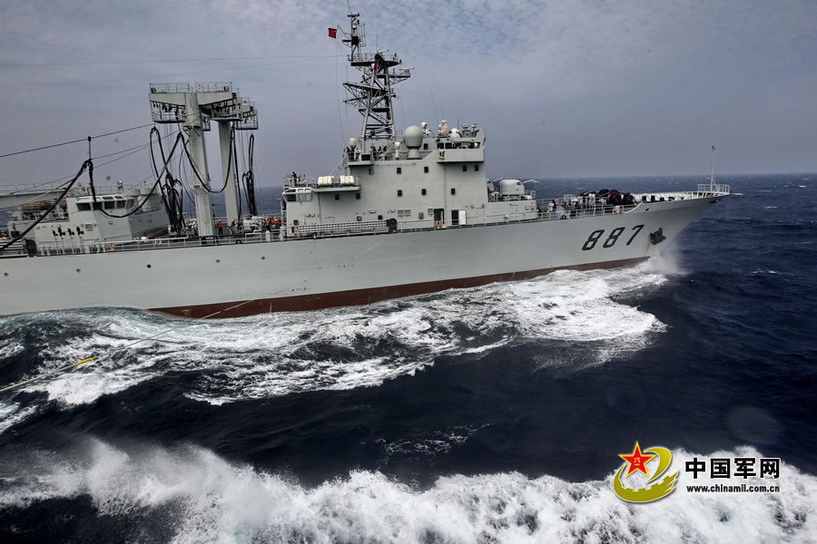 高清大图:南海某驱逐舰支队广州舰协同补给舰