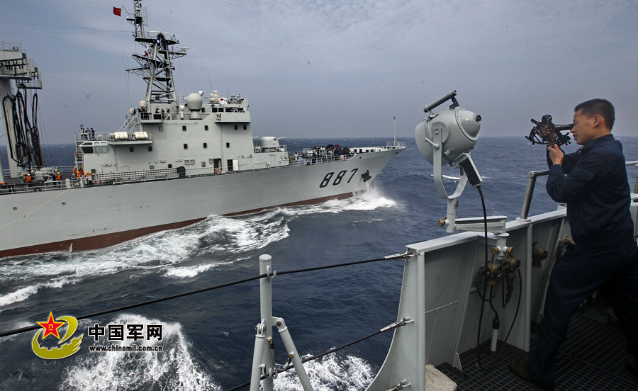 高清大图:南海某驱逐舰支队广州舰协同补给舰