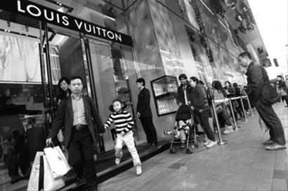 香港奢侈品门店前，大陆游客排长队 CFP供图