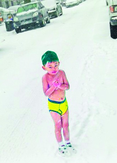 南京鹰爸让4岁儿子在暴雪里裸跑(图)