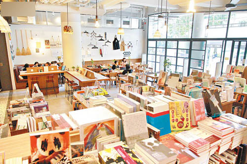 变身后的Kubrick,集书店、Cafe、Mini Store及艺术展示空间于一身。