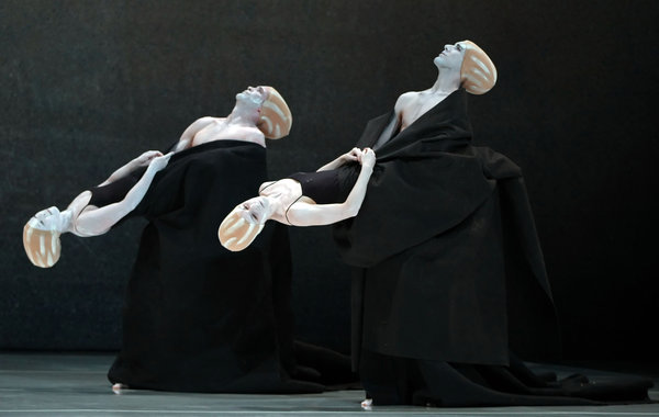纽约时报:沈伟新作《合与分》 舞者用身体作画