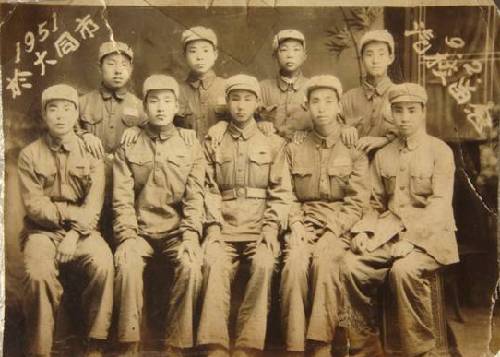 梁赞庭(后排右一)在大同解放军汽车学校学习时与战友合影。