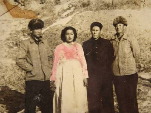 梁赞庭(右一)与朝鲜当地人合影,摄于1956年。