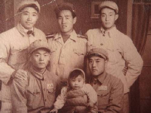 梁赞庭(后排右一)与战友合影,后排中间者为朝鲜同志。1953年10月摄于朝鲜开城。