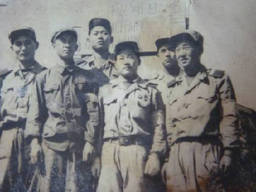 梁赞庭与朝鲜同志在朝鲜板门店的合影,摄于1953年。