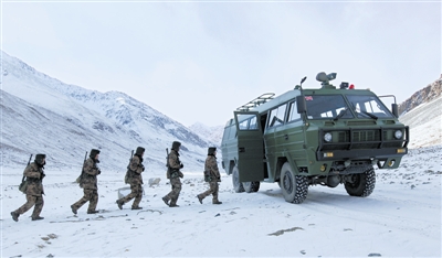 乘坐新型巡逻车执勤巡逻,一路风雪一路歌.