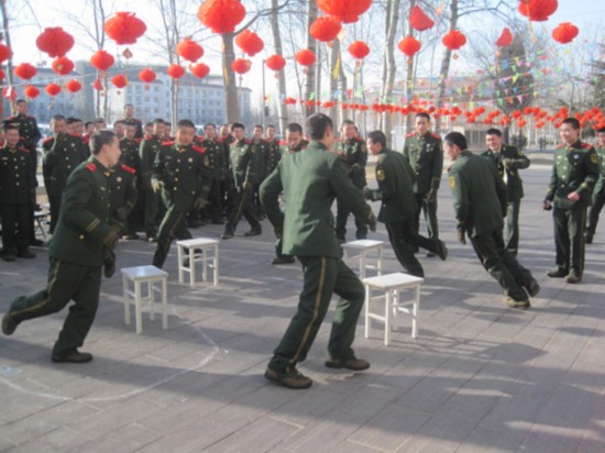 "抢凳子比赛立即将新战友们的眼球吸引了过去,在武警北京总队十一支队