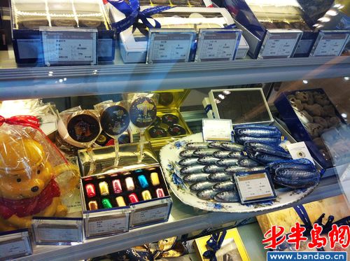 今天,记者走访青岛部分商场超市发现,作为情人节主要礼品的巧克力,当