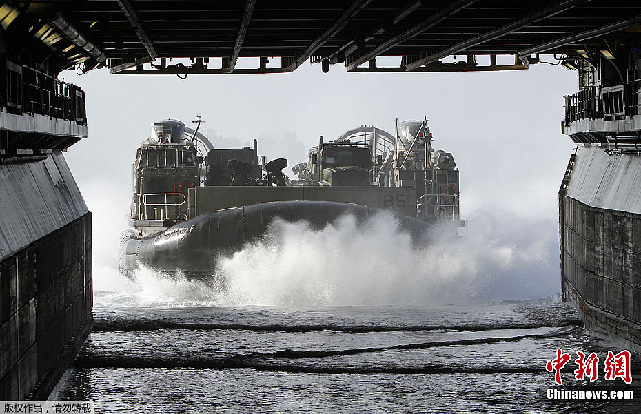 美海军陆战队举行“大胆美洲鳄”大规模登陆演习(高清组图)