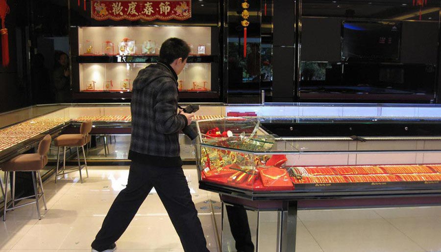 退伍兵持枪抢金店 70秒搬空两个柜台【高清组图】