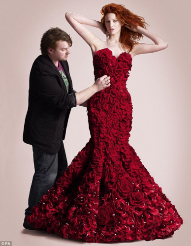 英设计师用逾千朵玫瑰做成长裙 华丽高贵(组图)