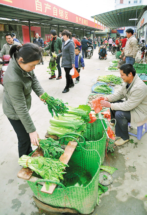 2月7日,在广西南宁市仙葫开发区盘古农贸市场农副产品自产自销区,市民