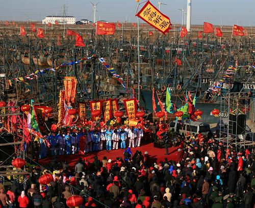 2月7日,山东省寿光市羊口镇举行的开海祭海节上热闹非凡.