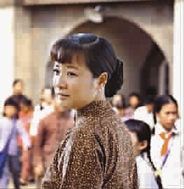 《叶落长安》目前正在新闻综合频道播出,陈小艺扮演的郝玉兰是此剧"戏图片